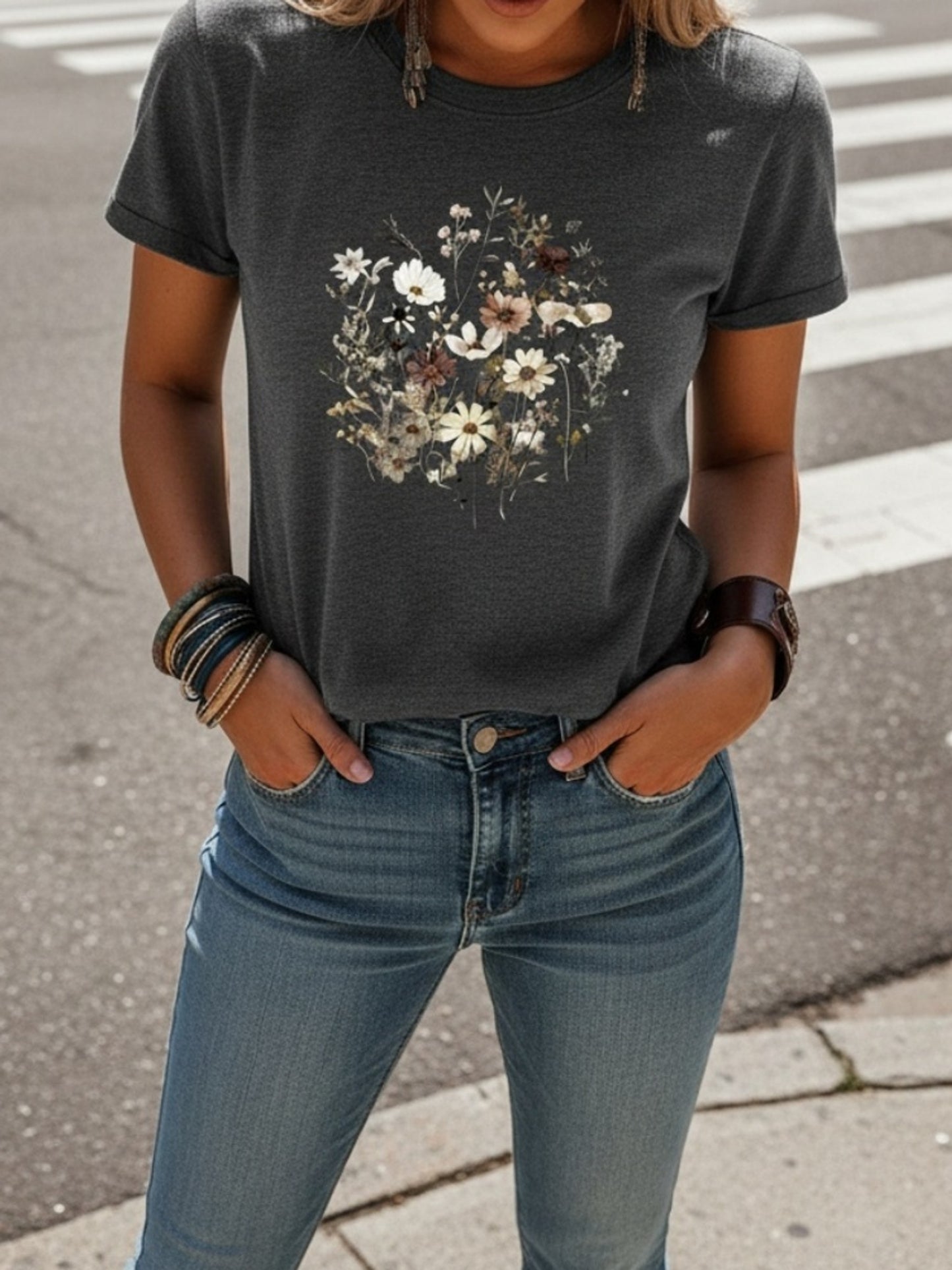 Round Neck T-Shirt - Stylish Women'S Graphic Tee - Comfortable Material with Circular Neckline - Light And Airy for Spring And Summer Outfits