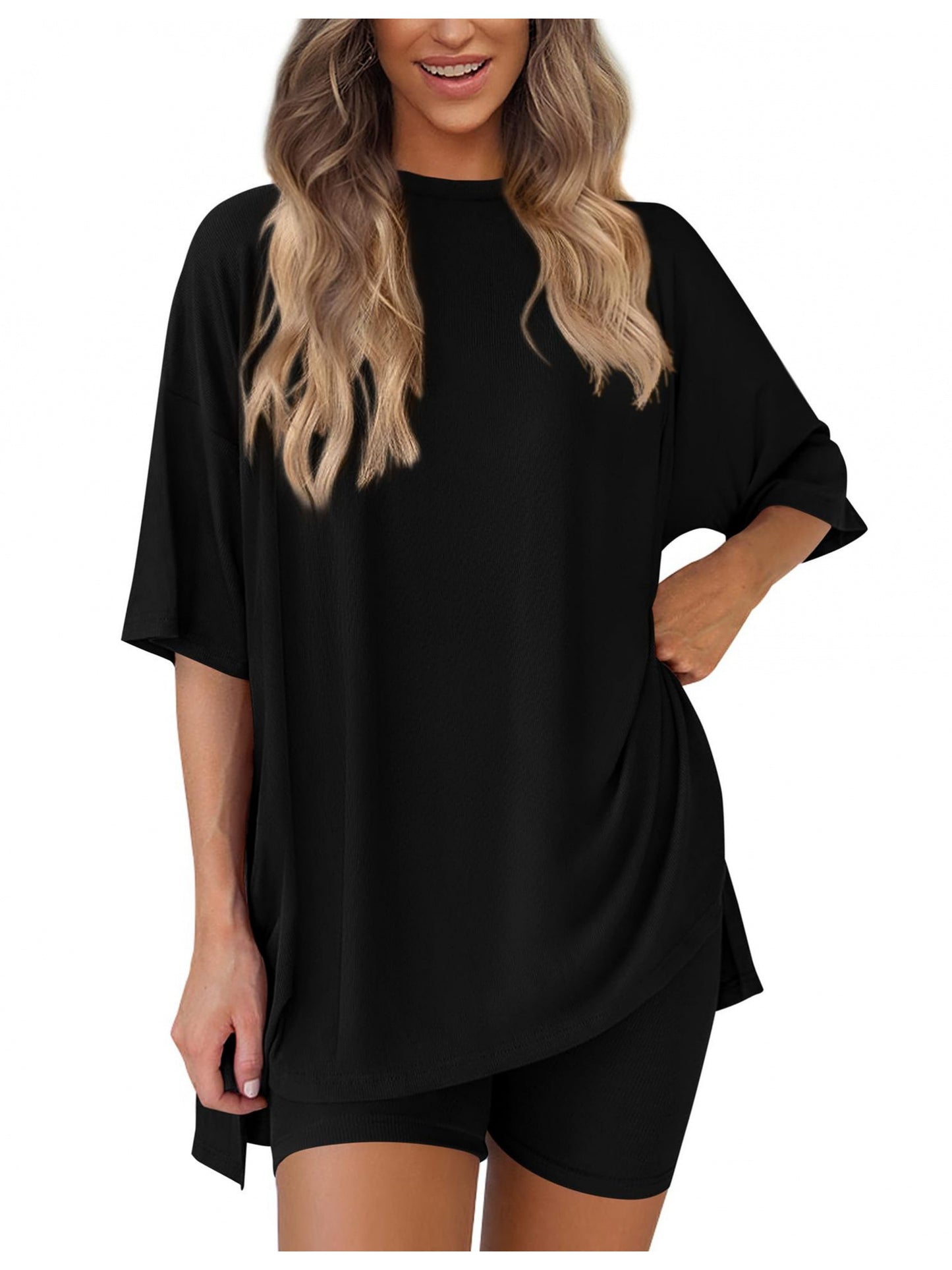 A Two-Piece Outfit Consisting of a Relaxed-Fit Solid Color Short-Sleeve Top And Shorts, Perfect for The Spring/Summer 2026 Season