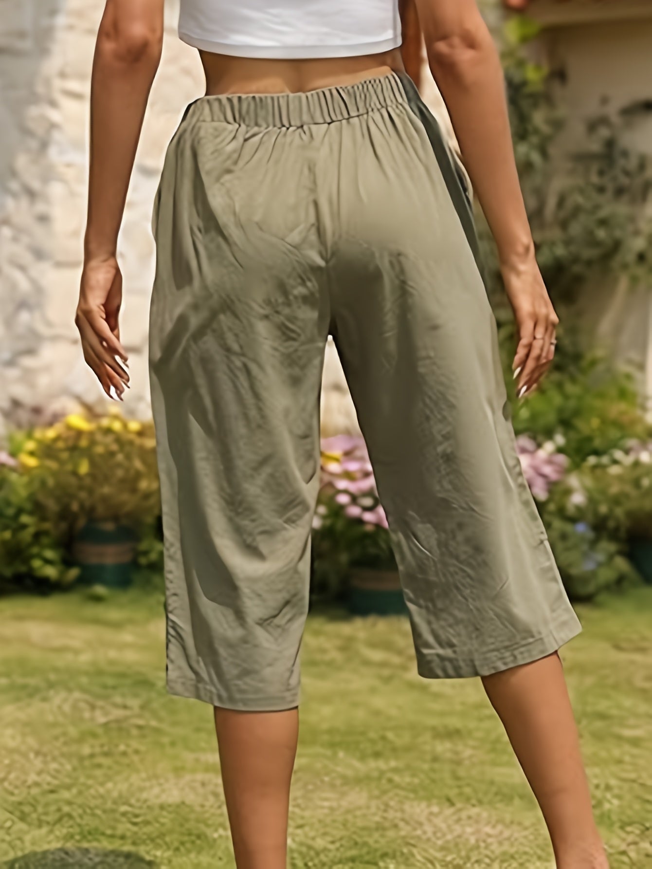 Casual Summer Capri Pants for Women with an Elastic Waistband, Featuring Pockets And Ideal for Work, Leisure, Or Beach Outings