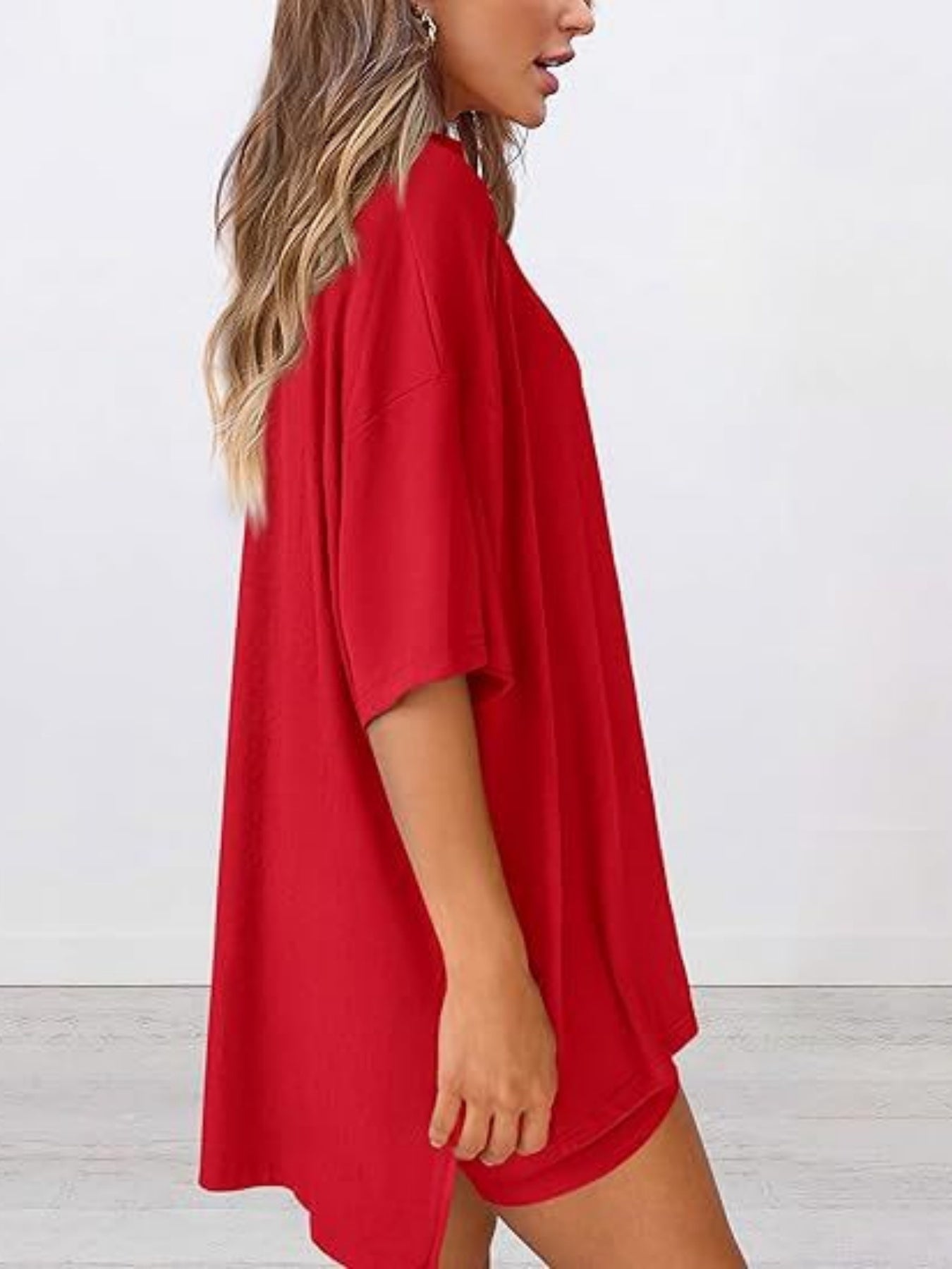 A Two-Piece Outfit Consisting of a Relaxed-Fit Solid Color Short-Sleeve Top And Shorts, Perfect for The Spring/Summer 2026 Season