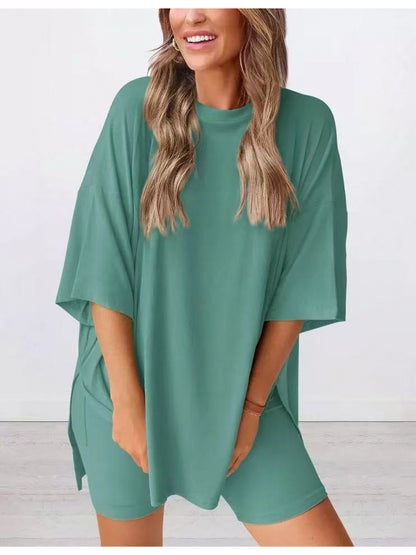 A Two-Piece Outfit Consisting of a Relaxed-Fit Solid Color Short-Sleeve Top And Shorts, Perfect for The Spring/Summer 2026 Season