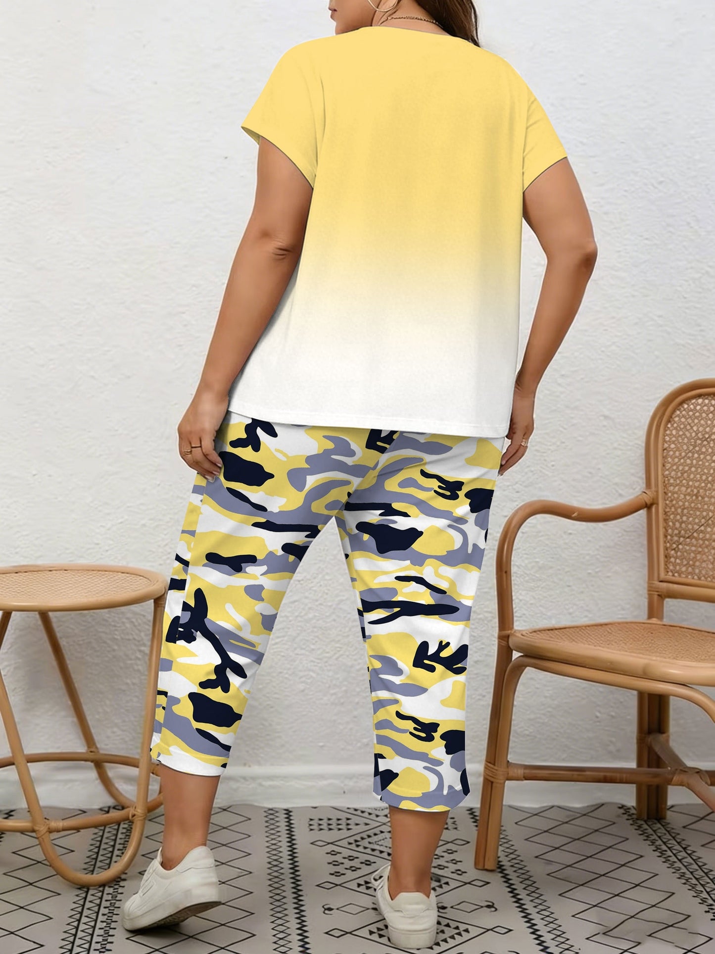 Plus Size, Spring/Summer Plus Size Women's 2pcs Set, Gradient Print And Queen Print, Round Neck Top with Capri Pants, Suitable for Home, Leis And Outings