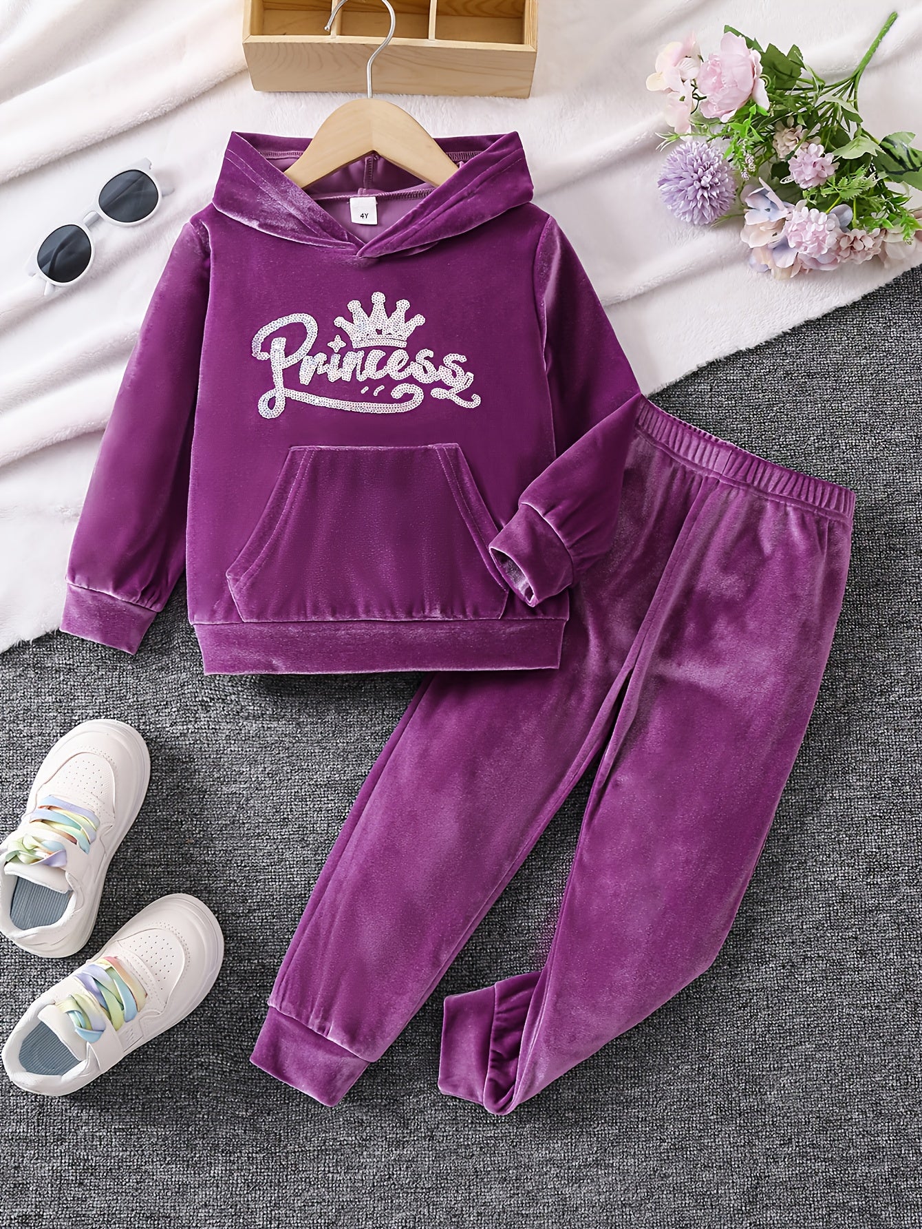 Randomly Distribute 2 Sets of 6 Colors, Including Girls' Autumn And Winter Long Sleeved Hooded Embroidered Hoodie And Solid Color Long Pants Set, Suitable for Outdoor Activities in Autumn/Winter, Including Solely The Top And Pants