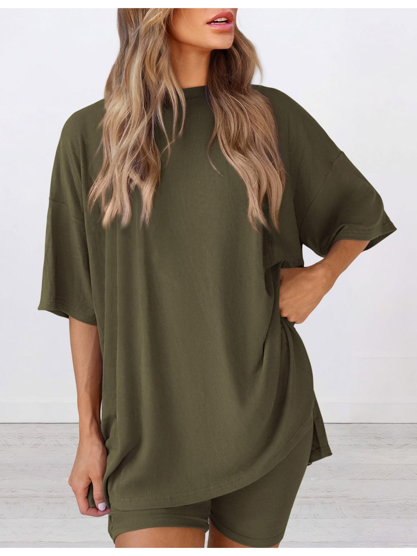 A Two-Piece Outfit Consisting of a Relaxed-Fit Solid Color Short-Sleeve Top And Shorts, Perfect for The Spring/Summer 2026 Season