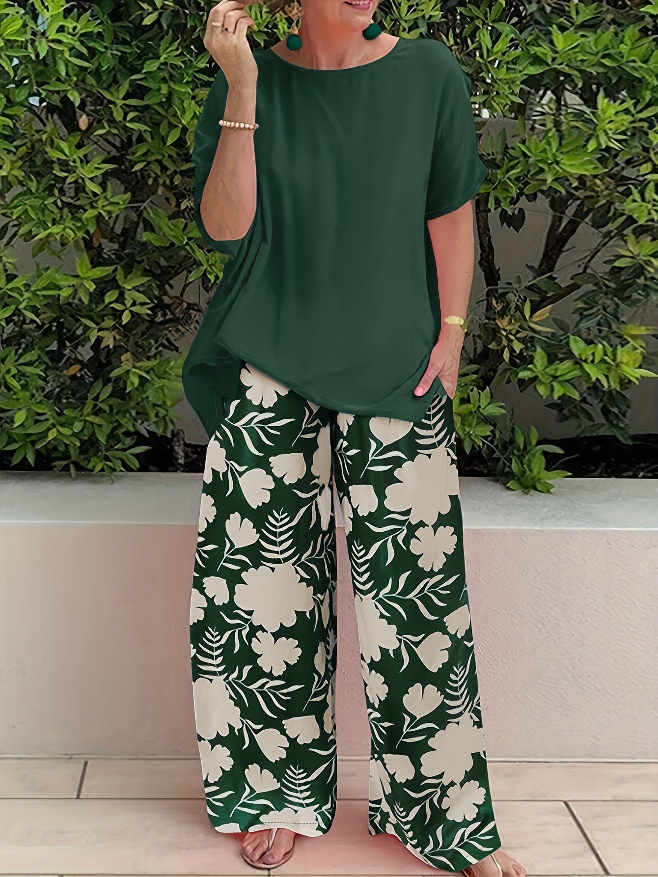 Plus Size Women's Botanical Print Two-Piece Set- Round Neck Tops with Random Floral Print Wide Leg Pants Featuring Pockets, Perfect for Spring and Summer Casual or Stylish Outfits