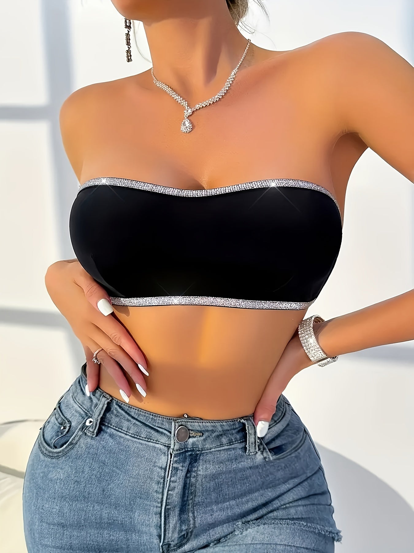 Bralette with No Straps, Back Cross-tie, And Push-up Support for Women, Without A Steel Underwire.