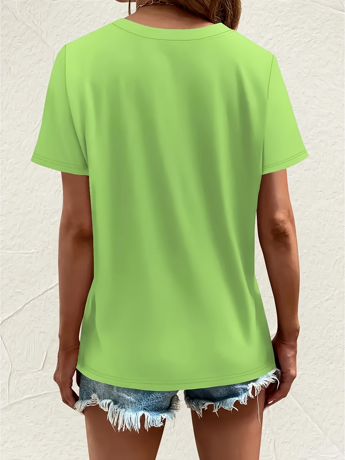 This Short-sleeved T-shirt Features A Purple Floral Print with A Horizontal Branch Pattern. It Has A Regular Fit And A Round Neck, Making It A Suitable Gift for Spring/summer. Perfect for Outdoor Casual Wear