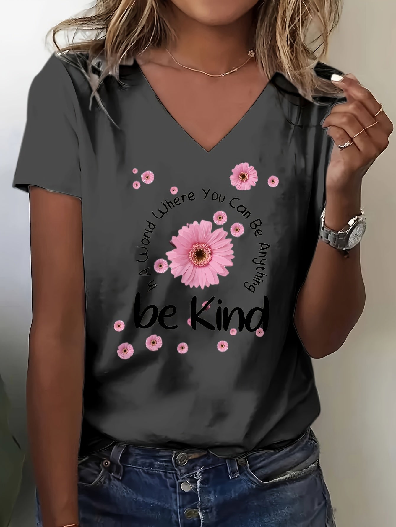 Casual Artistic Printed T-Shirt, Very Suitable for Home Use, Going Out, Or As a Gift|Ideal for Birthday Gifts, Valentine'S Day, Etc. Women'S V-Neck Short Sleeve Top with Flowers And "Be Kind" Text Combination, Conveying Positive Energy