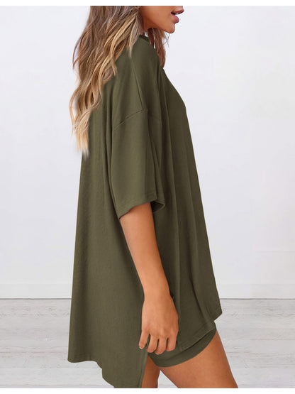A Two-Piece Outfit Consisting of a Relaxed-Fit Solid Color Short-Sleeve Top And Shorts, Perfect for The Spring/Summer 2026 Season