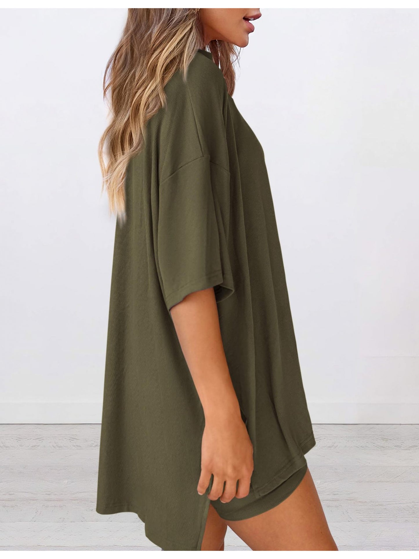 A Two-Piece Outfit Consisting of a Relaxed-Fit Solid Color Short-Sleeve Top And Shorts, Perfect for The Spring/Summer 2026 Season