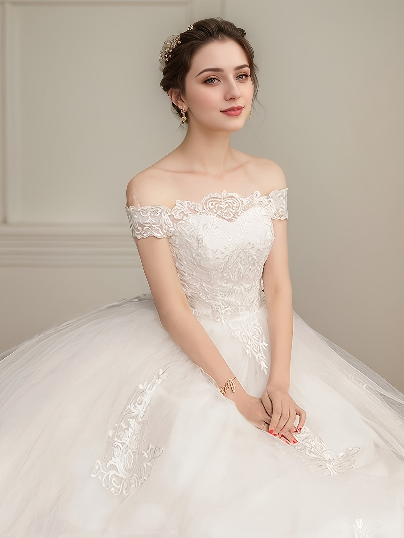 Women's Light Luxury Off-Shoulder Wedding Dress, Elegant Party Wear with Luxurious Lace Embroidery, Graceful and for Wedding Parties