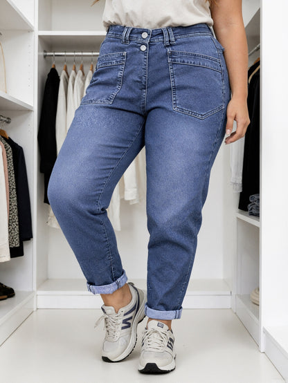 Plus Size Women'S Stretch Mid-Rise Straight Leg Jeans with Slanted Pockets - Versatile Year-Round Denim for Casual Everyday Wear Workwear Style, Relaxed Fit, Suitable for All Seasons, Casual And Semi-Formal Occasions