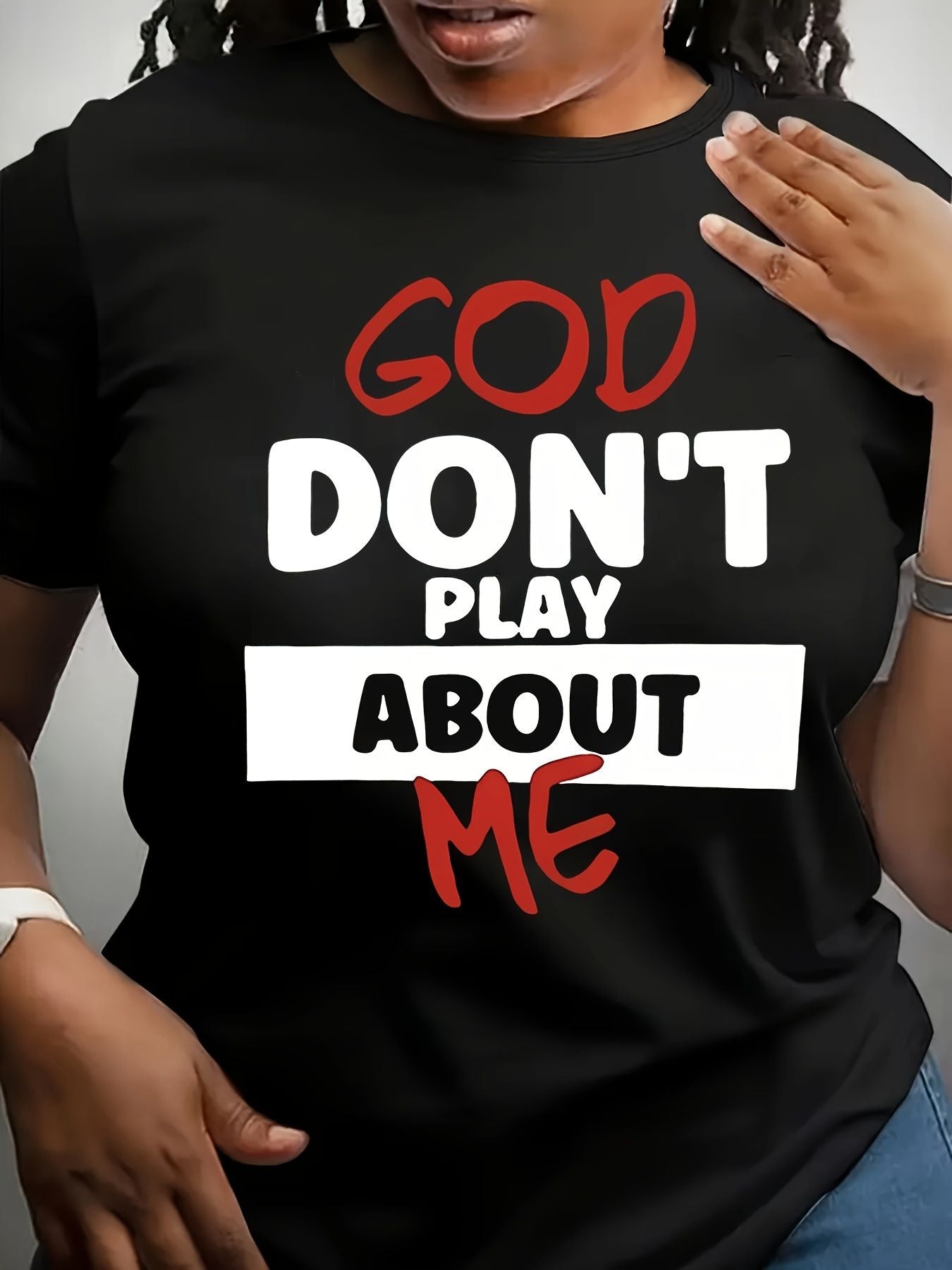Plus Size, Bold Statement "God Is Not Playing with Me" Printed T-Shirt- Fashionable Black T-Shirt with Eye-catching Red and White Text, Ideal for Casual Outings, Comfortable and Fit for Daily Wear, Ideal Gift for Relatives and Friends