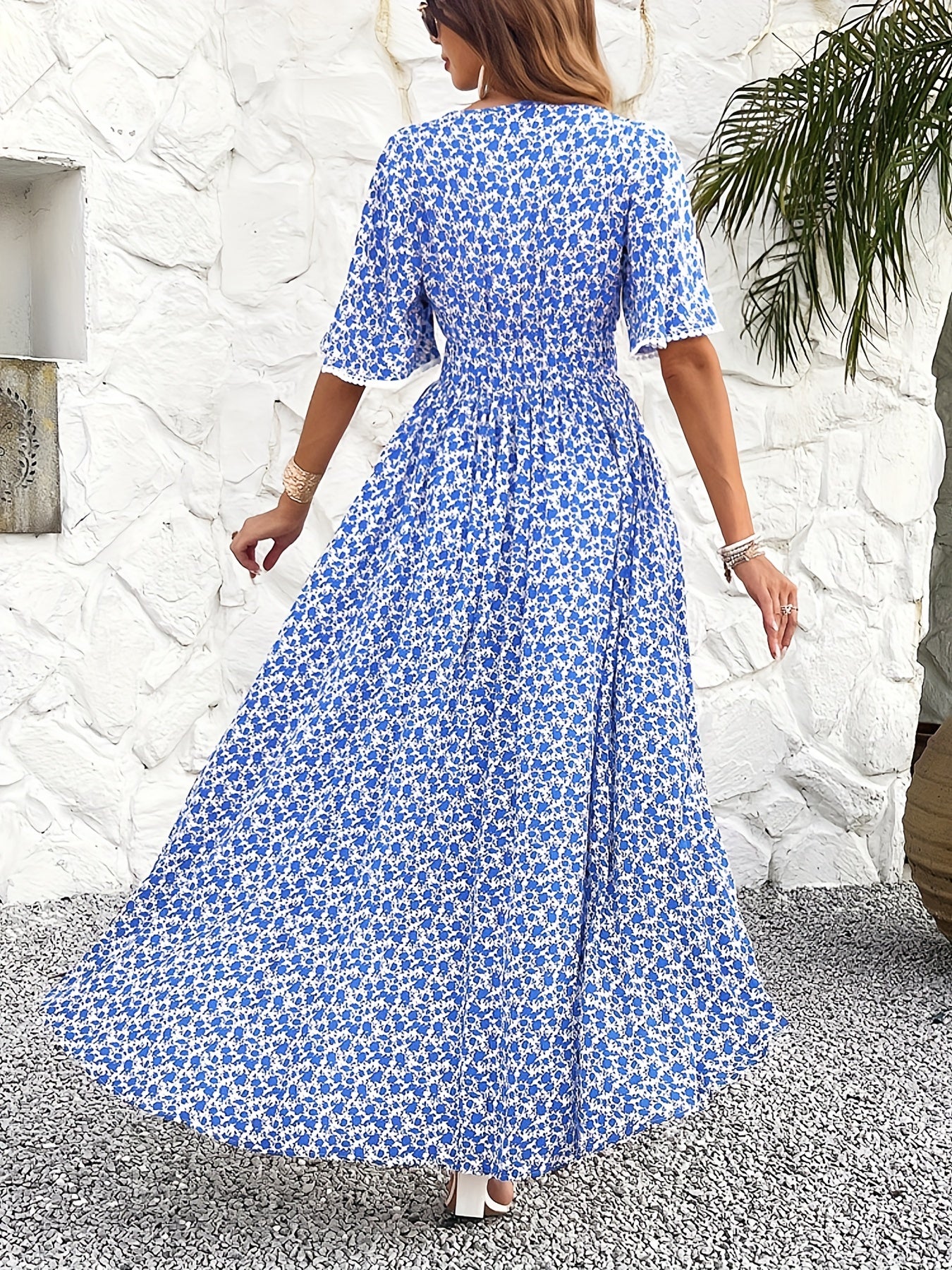 Women's V-neckline Is Elegantly Printed, And The Atmosphere Is Tasseled Dress