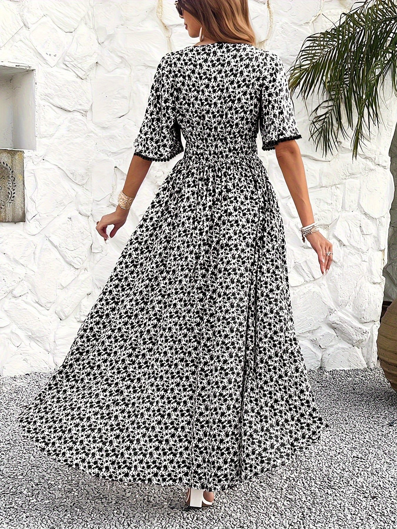 Women's V-neckline Is Elegantly Printed, And The Atmosphere Is Tasseled Dress