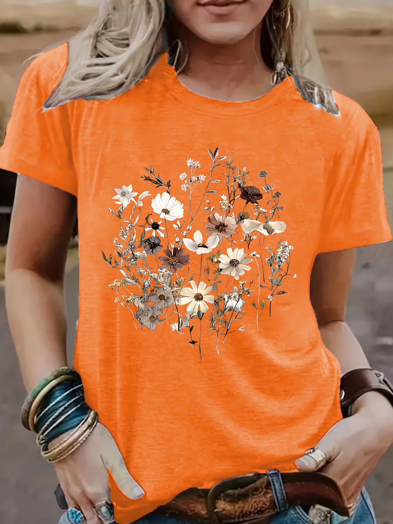 Round Neck T-Shirt - Stylish Women'S Graphic Tee - Comfortable Material with Circular Neckline - Light And Airy for Spring And Summer Outfits