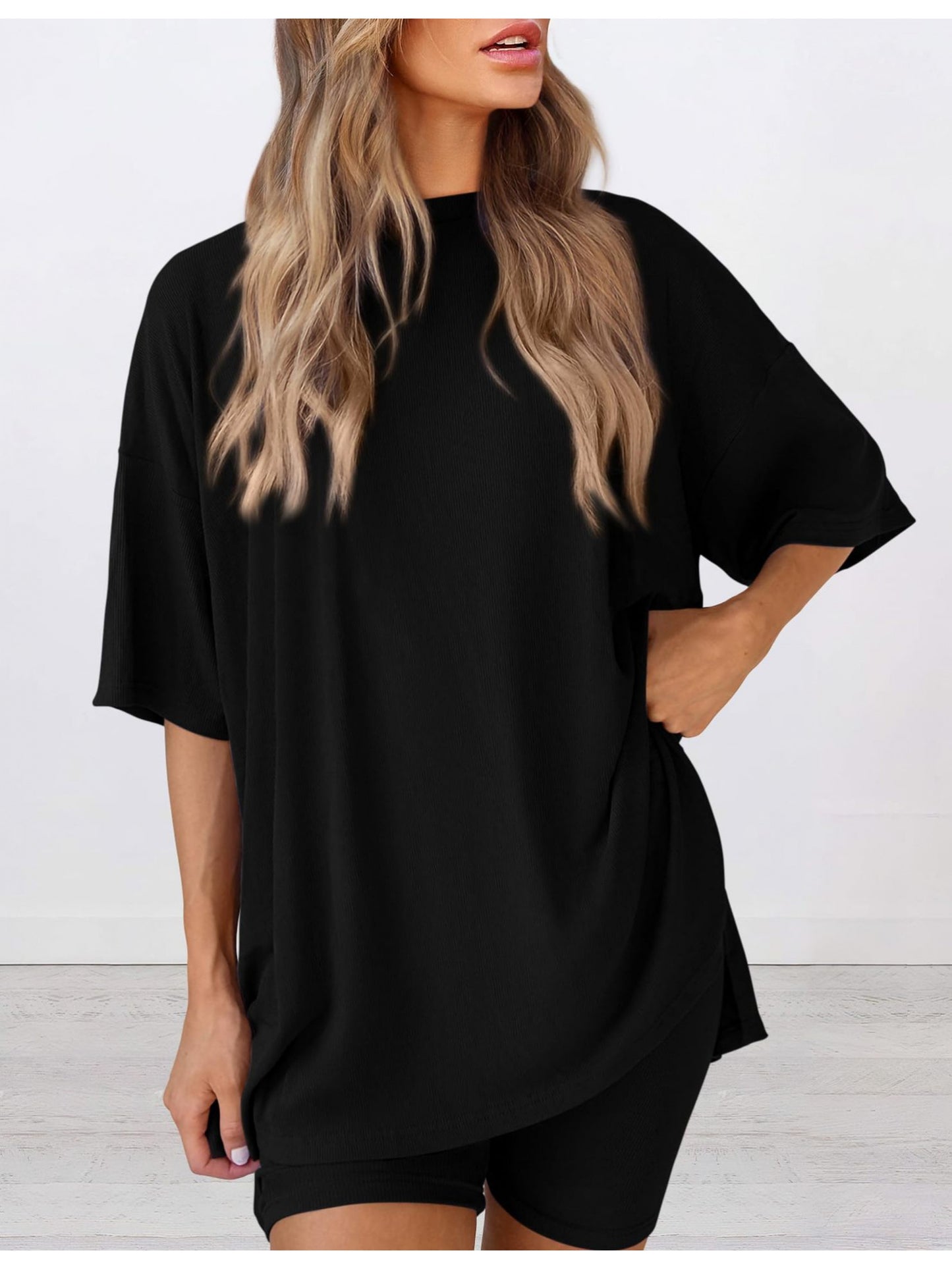 A Two-Piece Outfit Consisting of a Relaxed-Fit Solid Color Short-Sleeve Top And Shorts, Perfect for The Spring/Summer 2026 Season