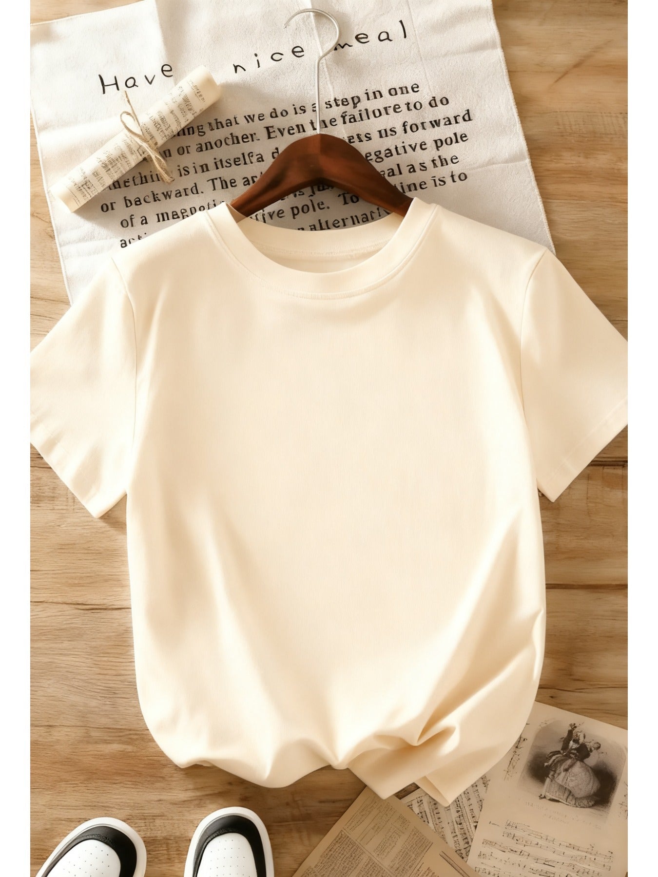 A Casual Women'S T-Shirt Made of 100% Featuring a Retro Print of Smiling Face Daisies That Radiate Positive Energy. This Y2K Style Has Short Sleeves And a Loose Round Neck