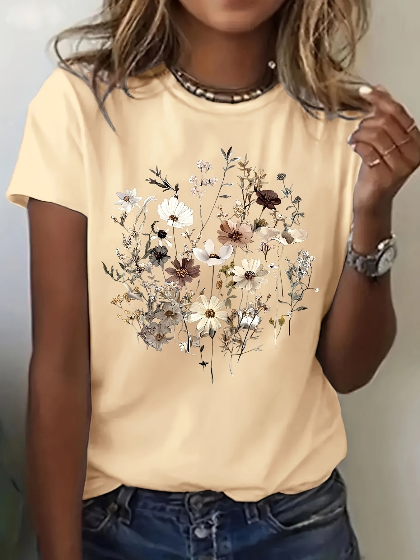 Round Neck T-Shirt - Stylish Women'S Graphic Tee - Comfortable Material with Circular Neckline - Light And Airy for Spring And Summer Outfits