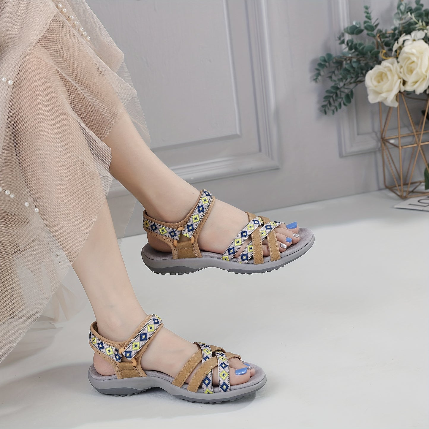 Ladies' Hiking Sandals Designed for Comfort, Featuring Arch Support And Adjustable Straps, Perfect for Outdoor Activities And Stylish for Summer Beach Outings.