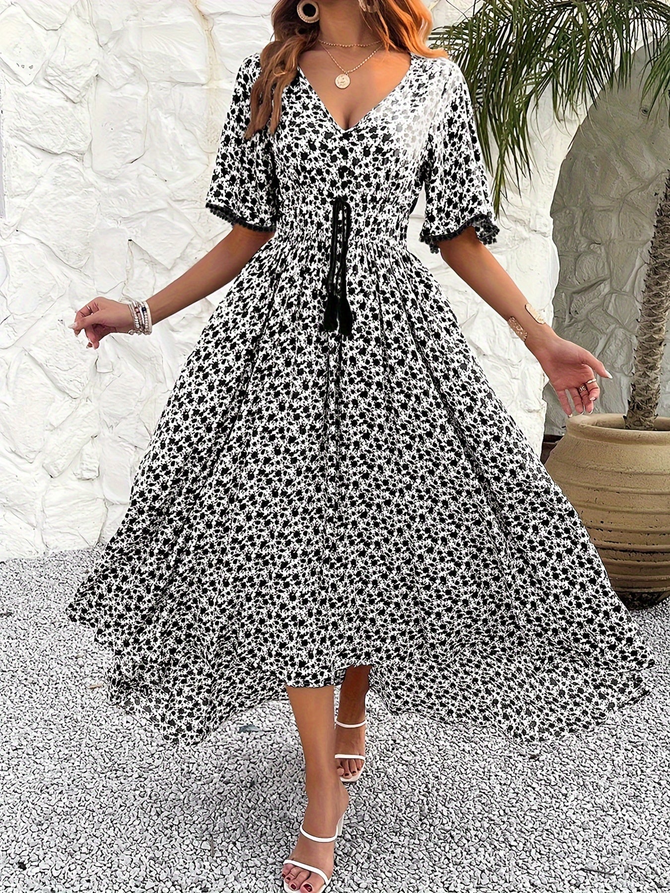 Women's V-neckline Is Elegantly Printed, And The Atmosphere Is Tasseled Dress