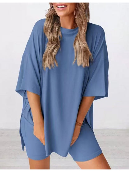 A Two-Piece Outfit Consisting of a Relaxed-Fit Solid Color Short-Sleeve Top And Shorts, Perfect for The Spring/Summer 2026 Season