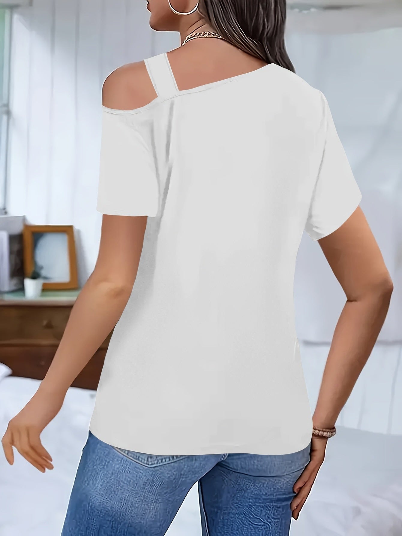 Elegant Slim-Fit Black T-Shirt for Women - Stylish & Comfortable Short Sleeve Casual Top, Machine Washable, with Chic Cut-Out Detail, Cute T Shirts