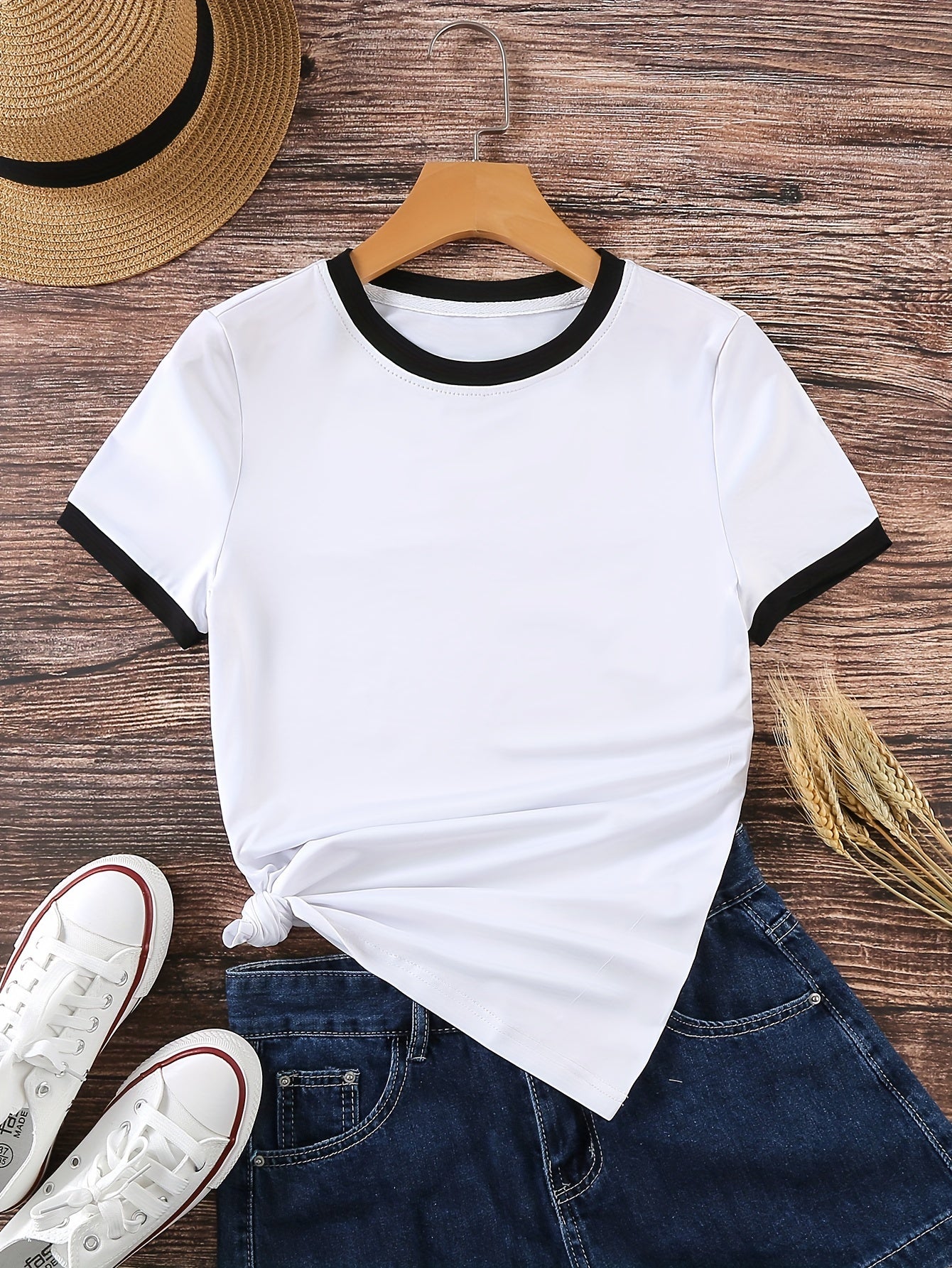 Short-Sleeved T-Shirt with Contrast Trim, a Casual Crew Neck Top Suitable for Spring And Summer, Designed for Women