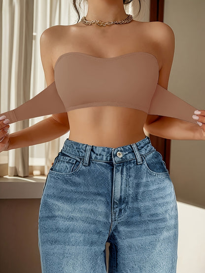 A Set of Three Detachable Padded Bras Without Underwire, Featuring a Strapless Design Made from Soft And Breathable Nylon Material, Perfect for Pairing with Summer Off-Shoulder Outfits, Showcasing Elegance
