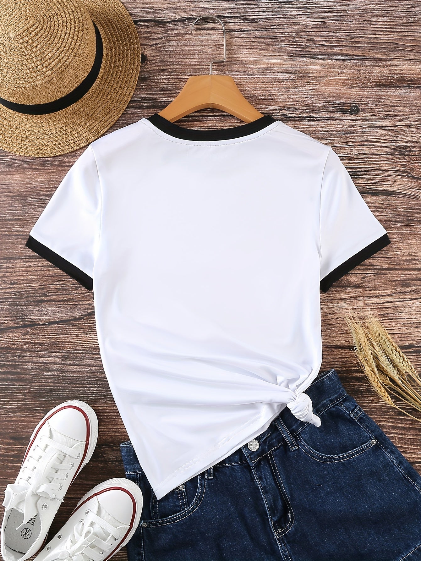 Short-Sleeved T-Shirt with Contrast Trim, a Casual Crew Neck Top Suitable for Spring And Summer, Designed for Women