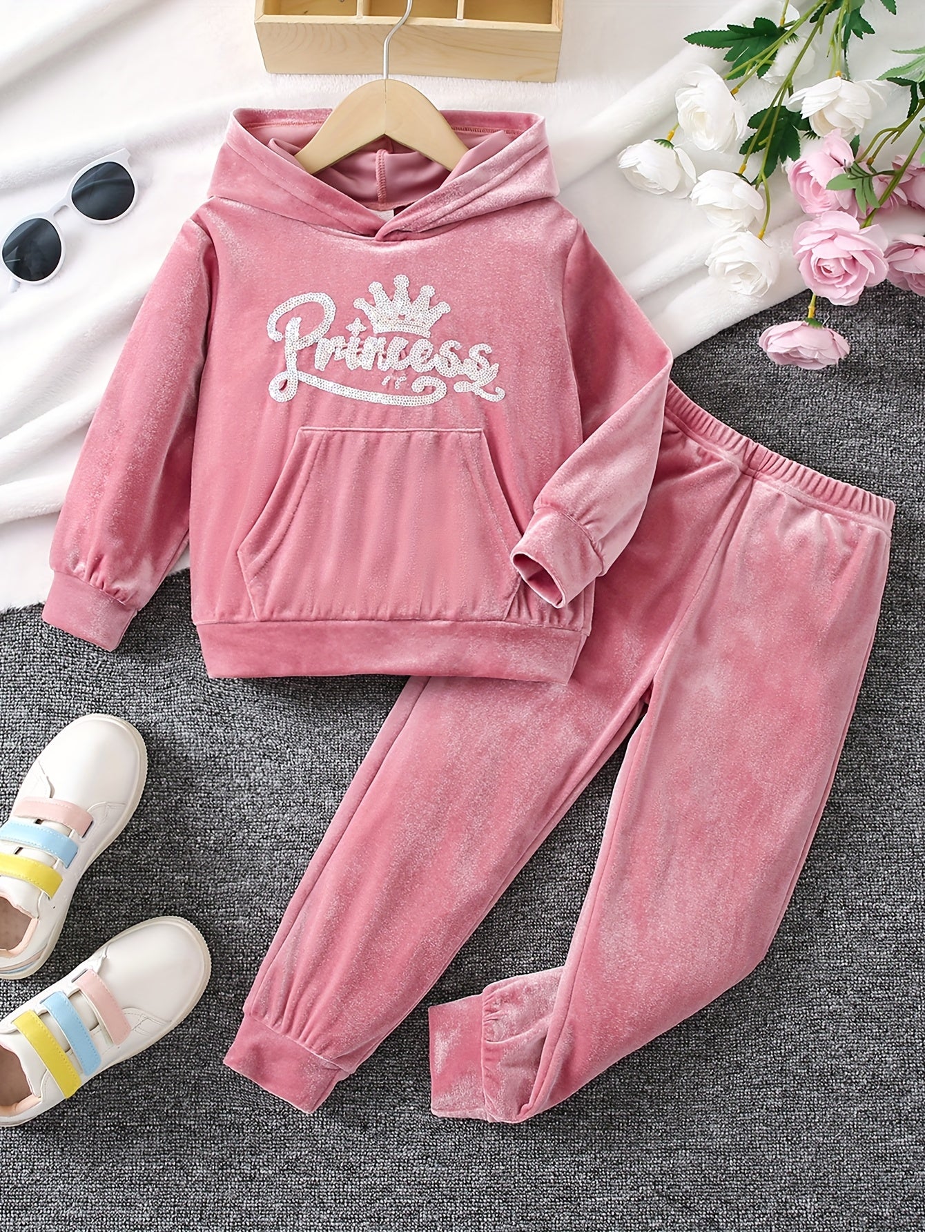 Randomly Distribute 2 Sets of 6 Colors, Including Girls' Autumn And Winter Long Sleeved Hooded Embroidered Hoodie And Solid Color Long Pants Set, Suitable for Outdoor Activities in Autumn/Winter, Including Solely The Top And Pants