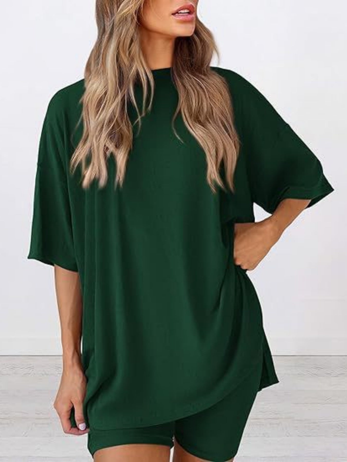 A Two-Piece Outfit Consisting of a Relaxed-Fit Solid Color Short-Sleeve Top And Shorts, Perfect for The Spring/Summer 2026 Season