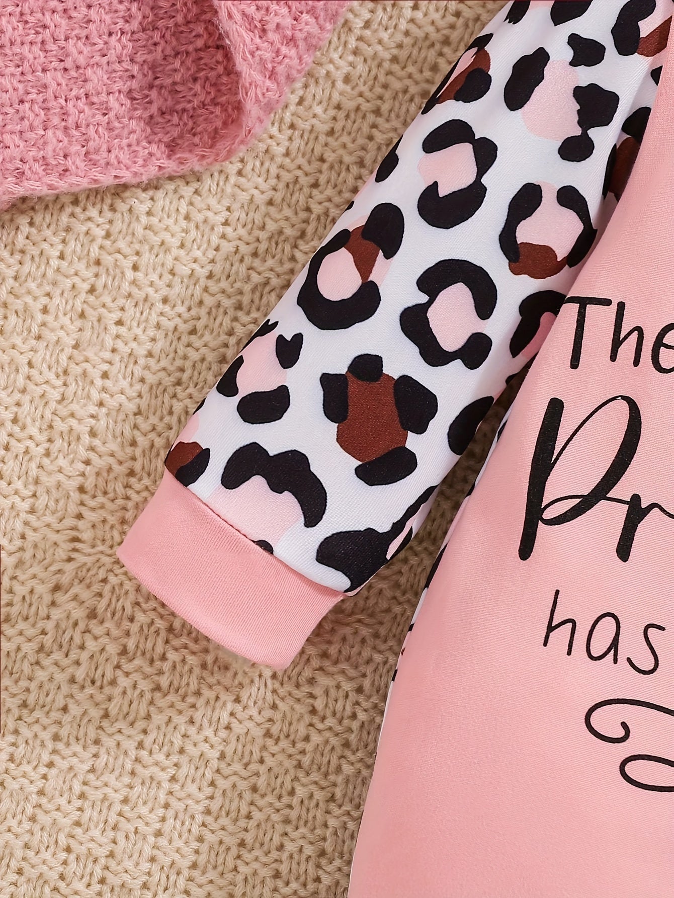 Pink Leopard Print "The Princess Has Arrived" Onesie with Matching Hat for Youngsters - Cozy Knitted Fabric, Casual Style, Regular Fit, Perfect for Fall/Winter, for Outdoor, Perfect for Outdoor