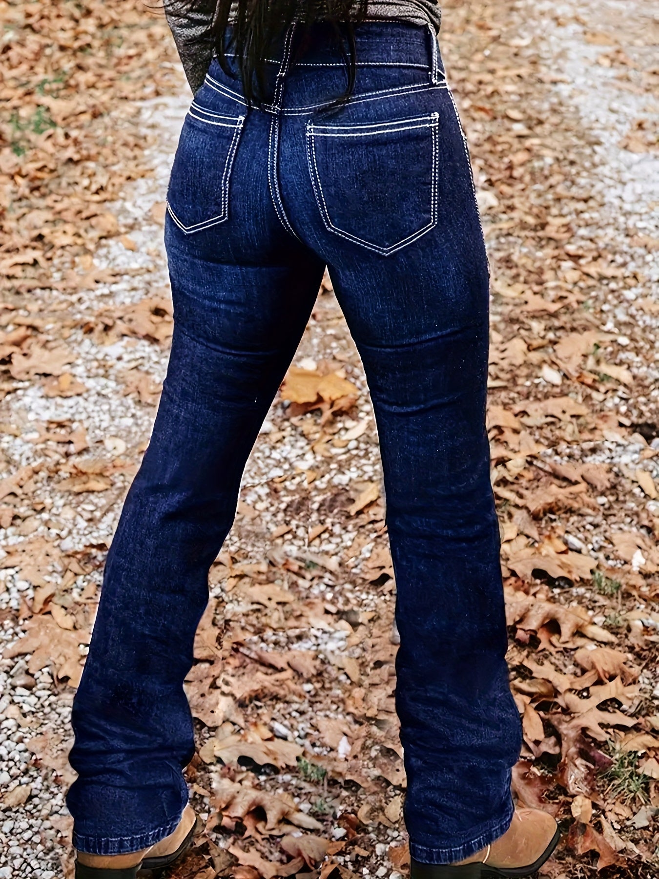 This Fashionable Women'S Ensemble from an American High Street Showcases Punk-Inspired Buttons Matched with Flared Jeans, Making These High-Waisted Fitted Denim Pants Ideal for Women