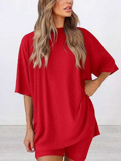 A Two-Piece Outfit Consisting of a Relaxed-Fit Solid Color Short-Sleeve Top And Shorts, Perfect for The Spring/Summer 2026 Season
