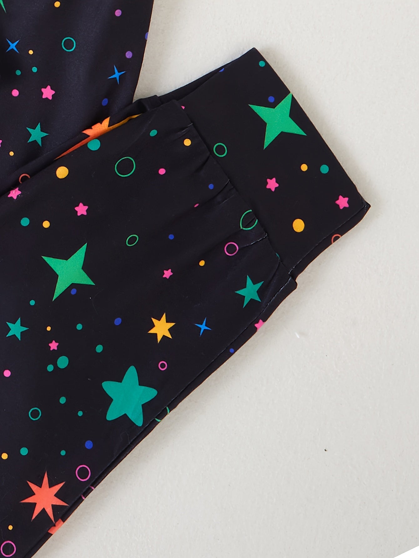 Girls Spring, Autumn And Summer 2pcs Set Luminous Ink Splash Cute Unicorn Pattern Round Neck Pullover T-shirt Short-sleeved Top + Fluorescent Starry Sky Print Elastic Waistband Cuff Pants Trousers Set, Glows Only When Exposed to Ultraviolet Light, Perfect