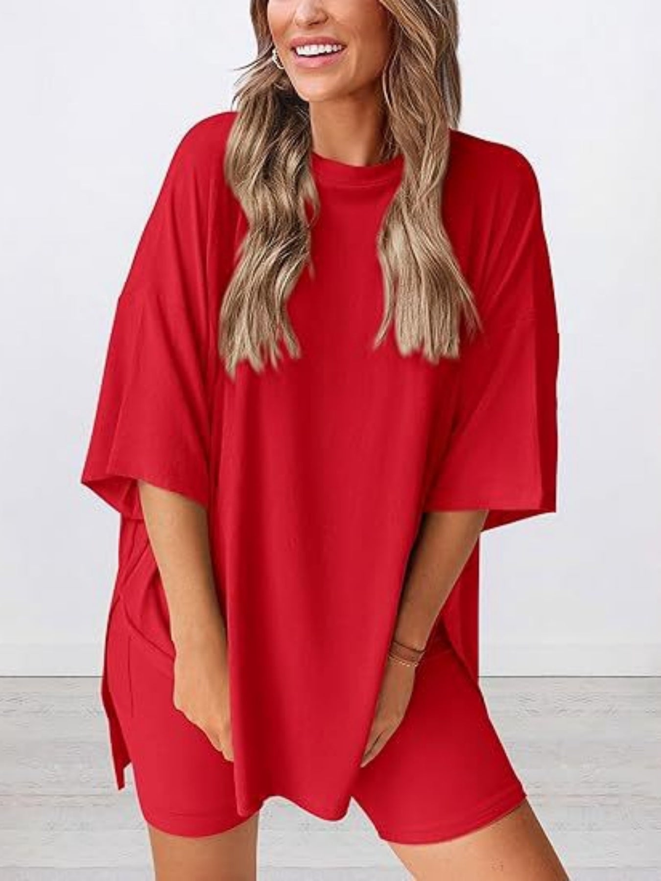 A Two-Piece Outfit Consisting of a Relaxed-Fit Solid Color Short-Sleeve Top And Shorts, Perfect for The Spring/Summer 2026 Season