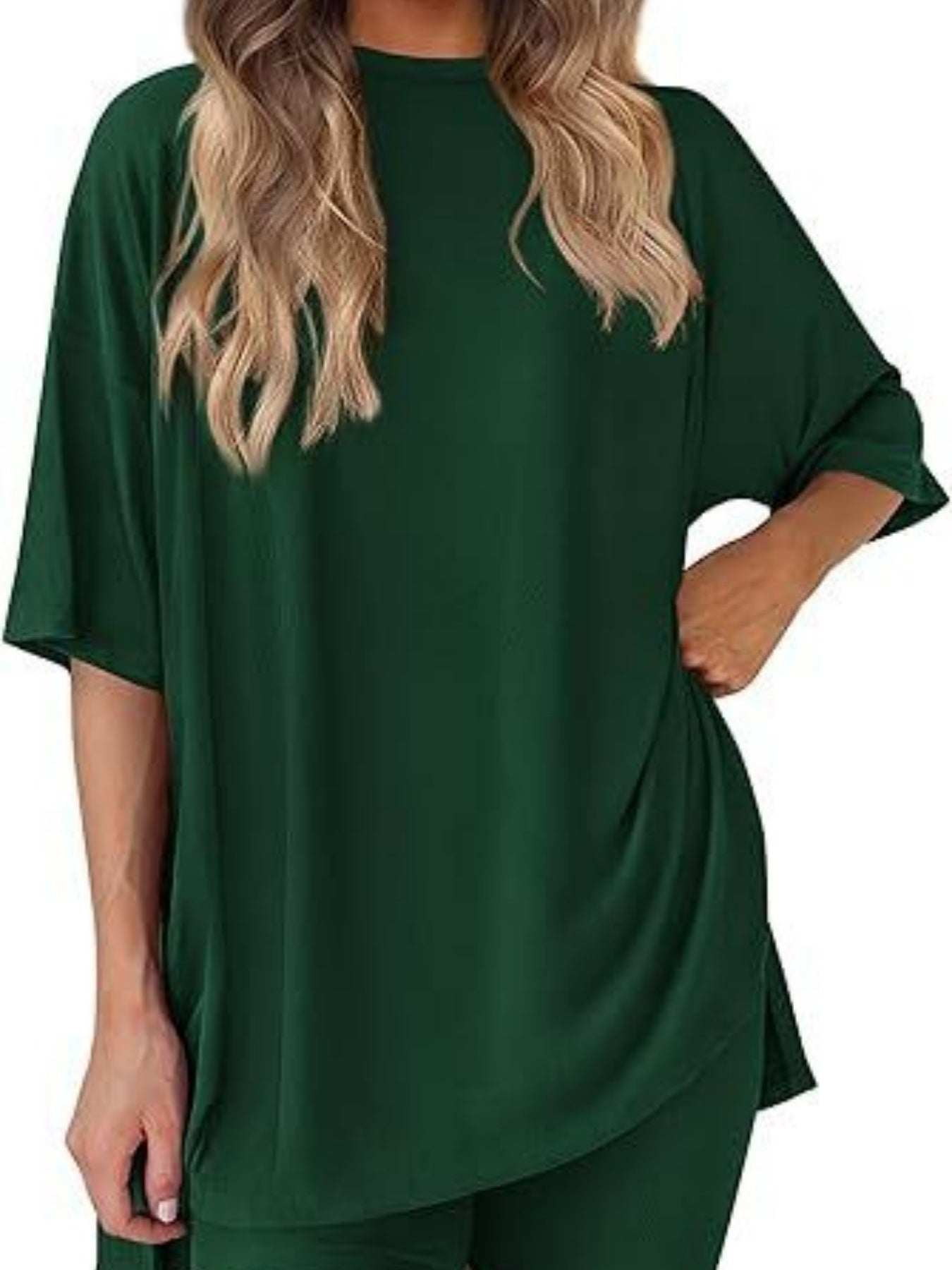 A Two-Piece Outfit Consisting of a Relaxed-Fit Solid Color Short-Sleeve Top And Shorts, Perfect for The Spring/Summer 2026 Season