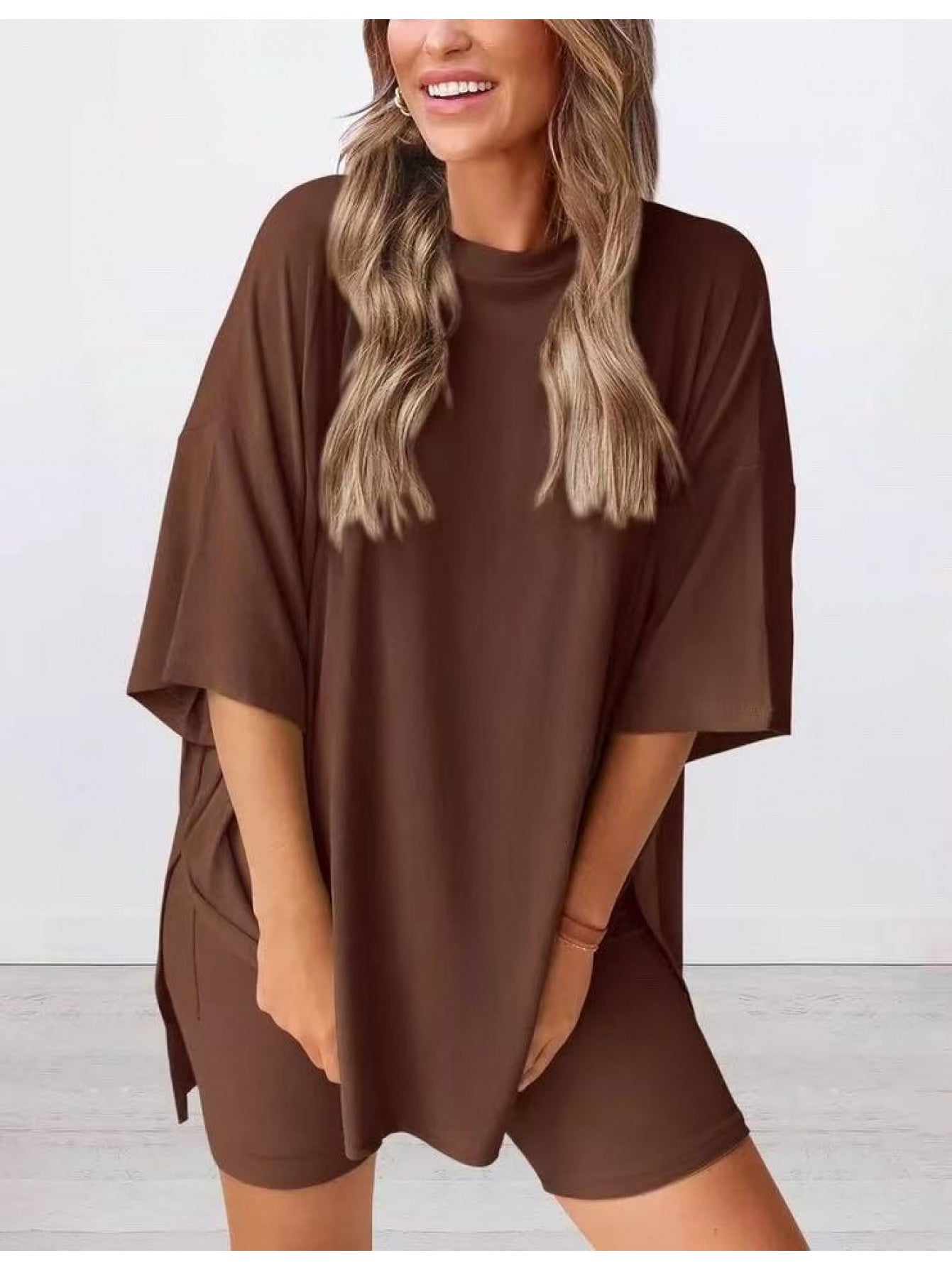 A Two-Piece Outfit Consisting of a Relaxed-Fit Solid Color Short-Sleeve Top And Shorts, Perfect for The Spring/Summer 2026 Season