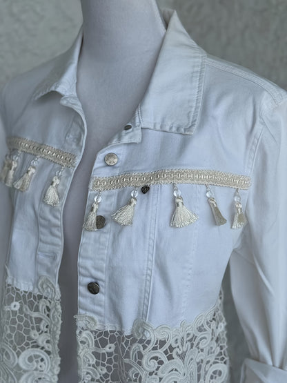 25AW+ Women'S Stylish Short Denim Jacket with Lace Details, Showcasing Patchwork Lace Design And Tassel Accents, Casual White Denim Top, Ideal for Spring And Fall