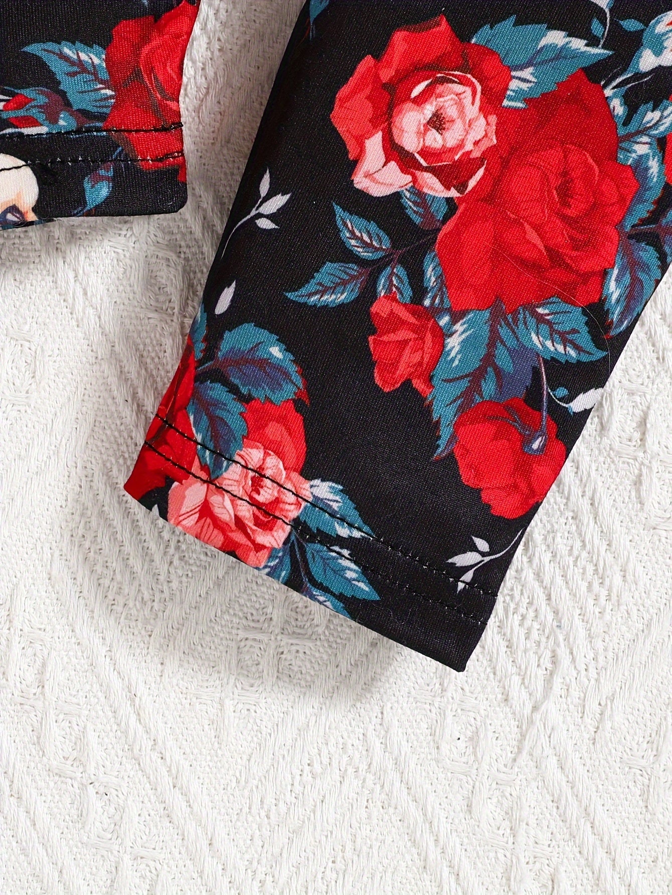 Popular Among Customers, This Delightful Floral Print Outfit for Girls Includes a Ruffled Long-Sleeve Top And Leggings with Bows. It'S Machine Washable And Ideal for Spring And Fall, Making It Great for Outdoor Activities.