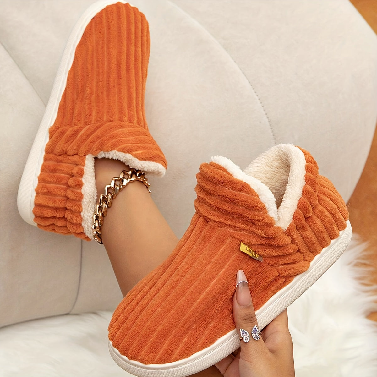 Fashionable winter non-slip slippers, plush warm and comfortable slippers, suitable for indoor and outdoor warm and comfortable