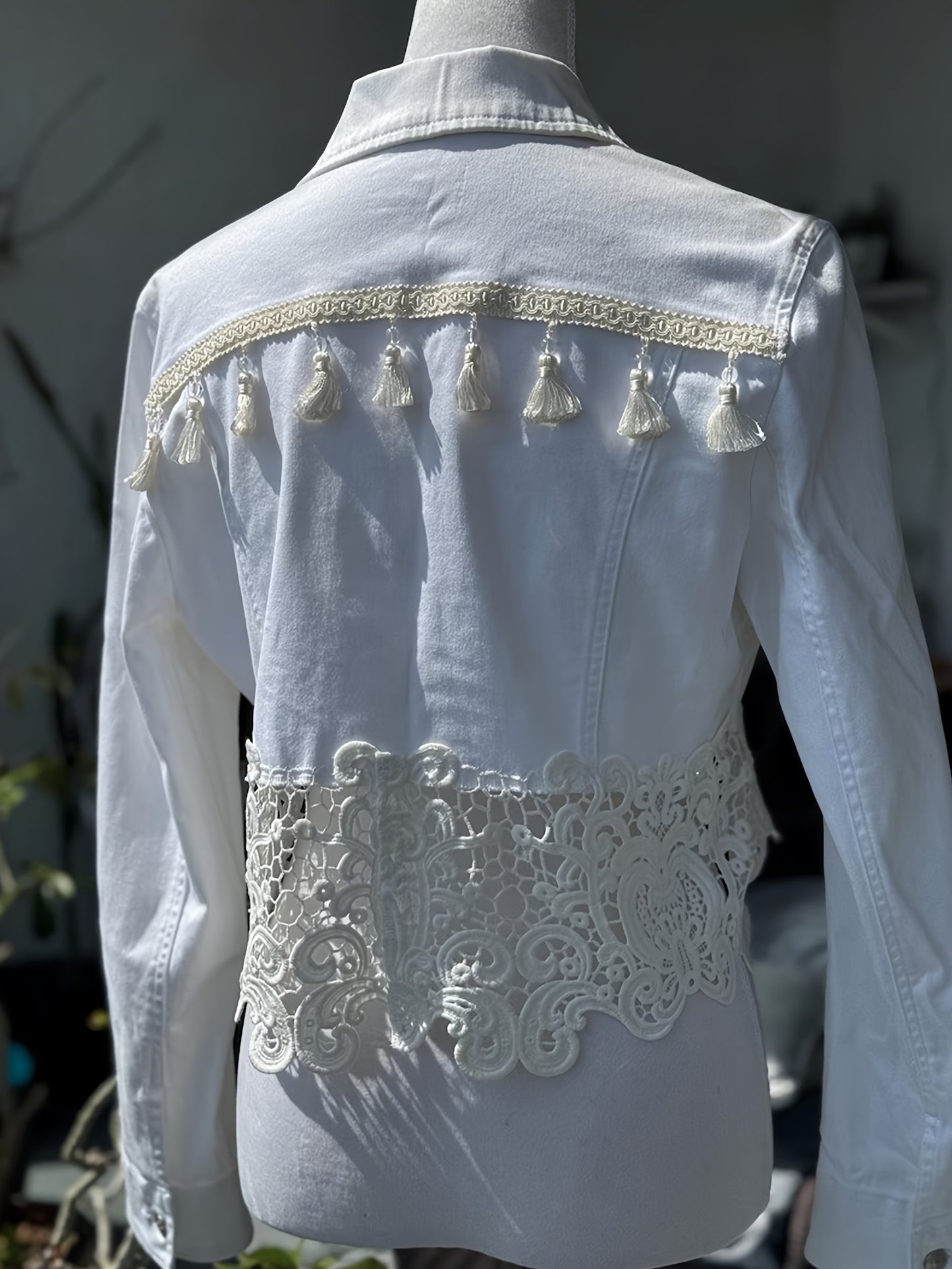 25AW+ Women'S Stylish Short Denim Jacket with Lace Details, Showcasing Patchwork Lace Design And Tassel Accents, Casual White Denim Top, Ideal for Spring And Fall