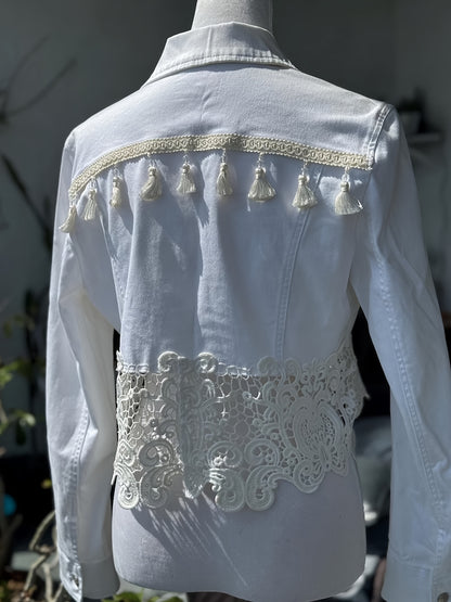 25AW+ Women'S Stylish Short Denim Jacket with Lace Details, Showcasing Patchwork Lace Design And Tassel Accents, Casual White Denim Top, Ideal for Spring And Fall