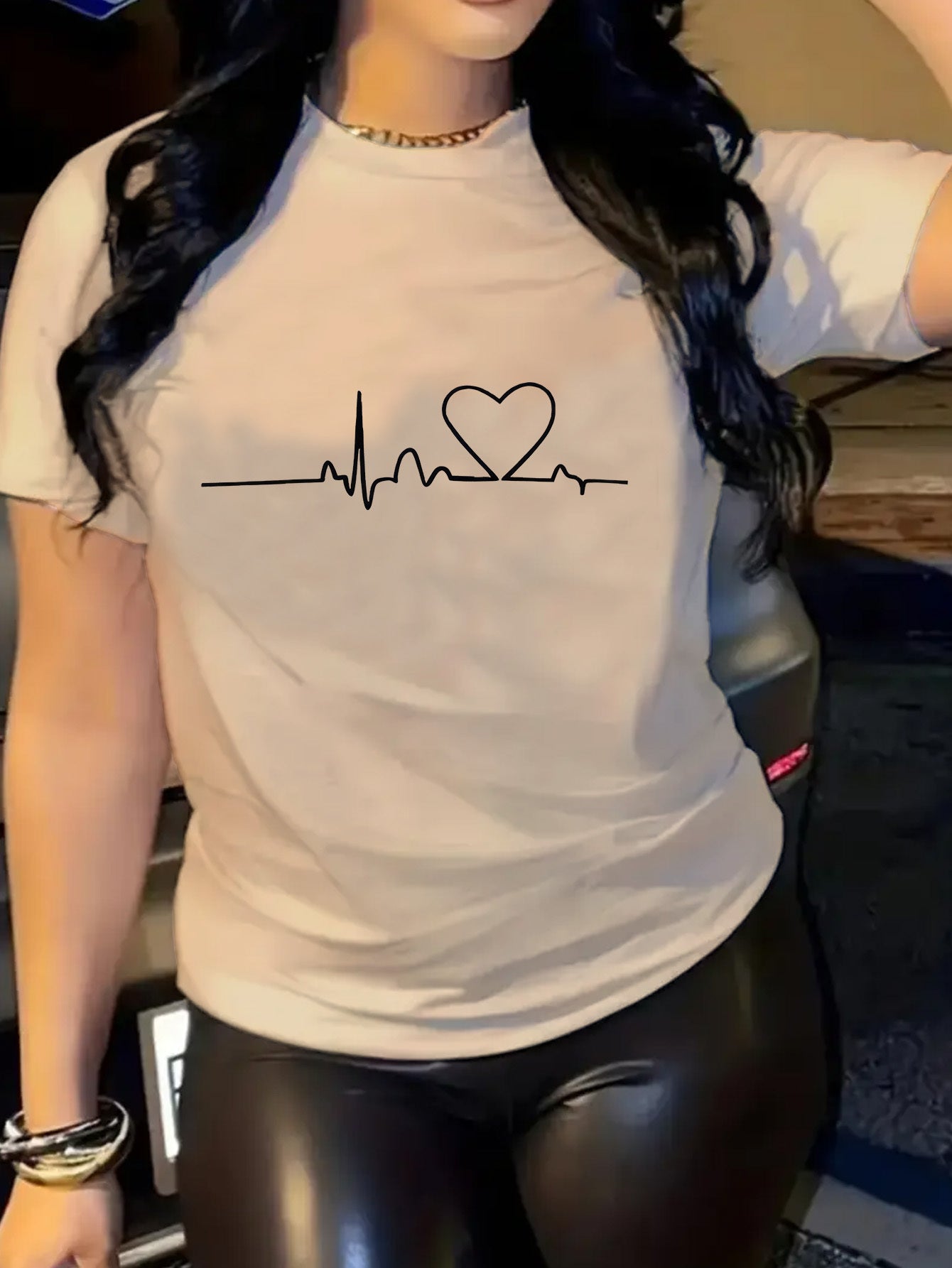 A Single Piece, Delivered Locally, a Stylish And Casual Women'S T-Shirt for Summer Featuring a Trendy Pattern