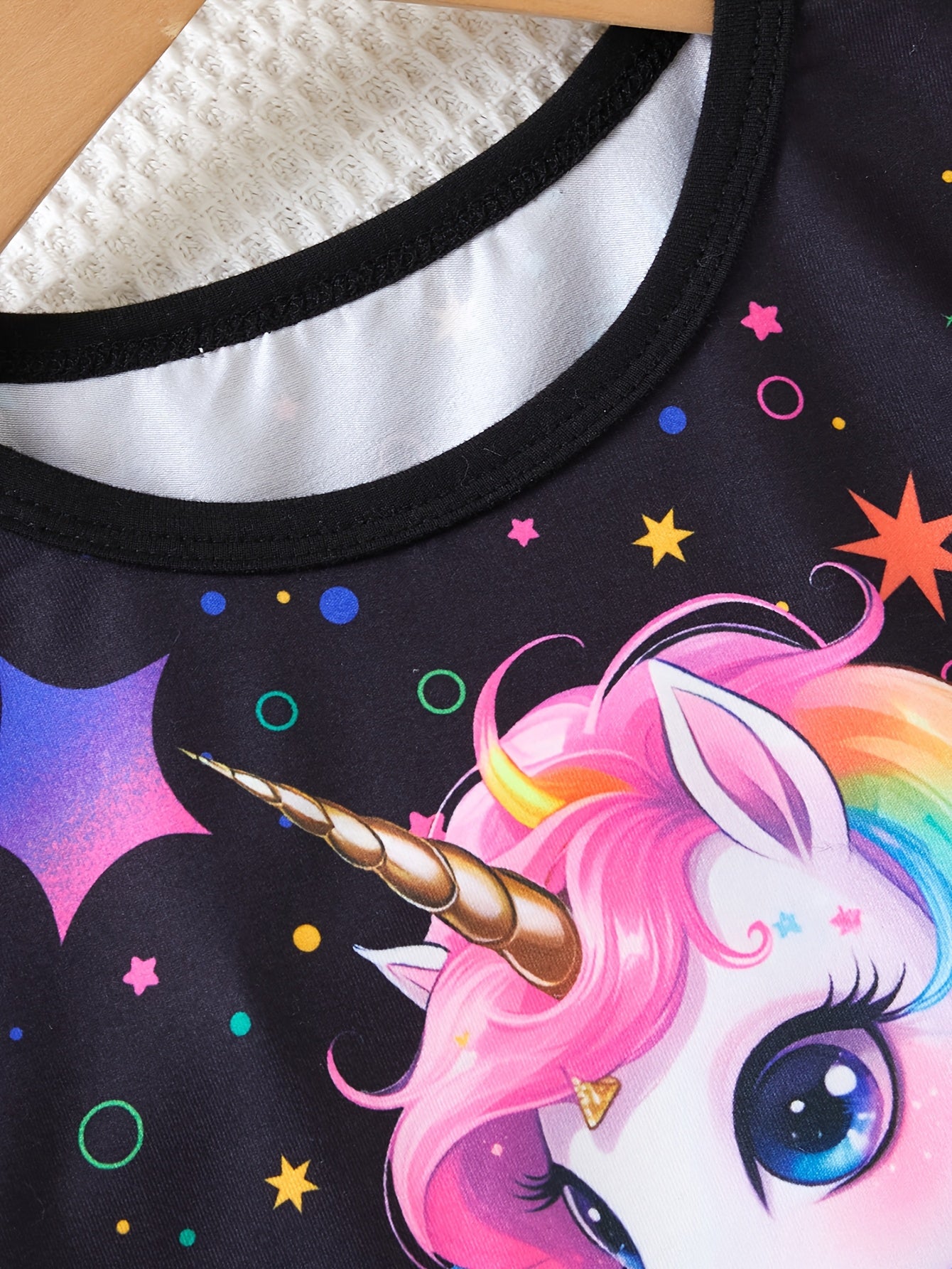 Girls Spring, Autumn And Summer 2pcs Set Luminous Ink Splash Cute Unicorn Pattern Round Neck Pullover T-shirt Short-sleeved Top + Fluorescent Starry Sky Print Elastic Waistband Cuff Pants Trousers Set, Glows Only When Exposed to Ultraviolet Light, Perfect