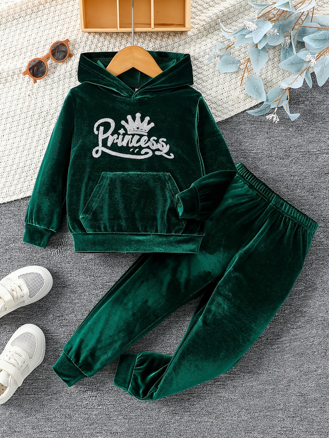 Randomly Distribute 2 Sets of 6 Colors, Including Girls' Autumn And Winter Long Sleeved Hooded Embroidered Hoodie And Solid Color Long Pants Set, Suitable for Outdoor Activities in Autumn/Winter, Including Solely The Top And Pants