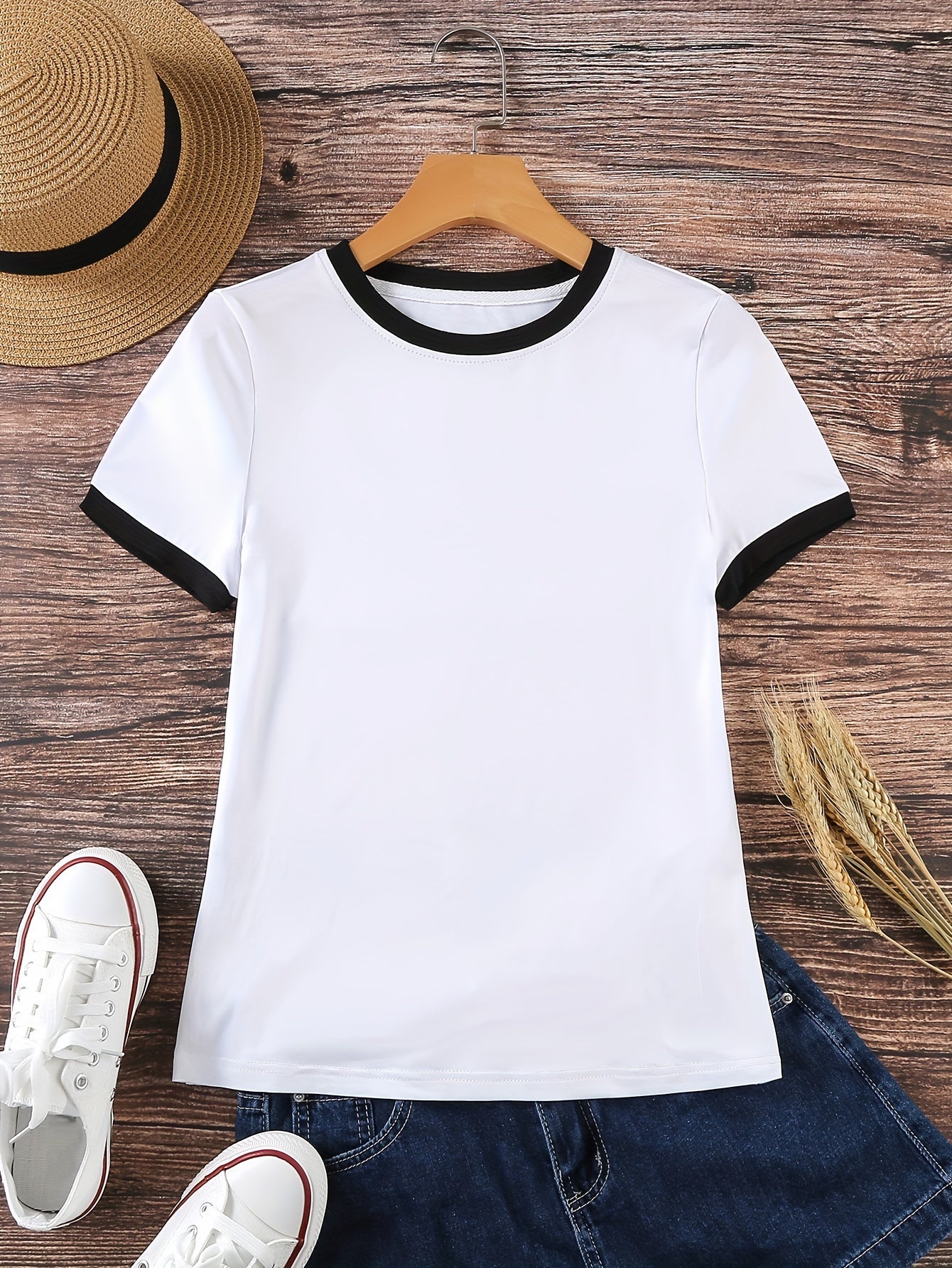 Short-Sleeved T-Shirt with Contrast Trim, a Casual Crew Neck Top Suitable for Spring And Summer, Designed for Women