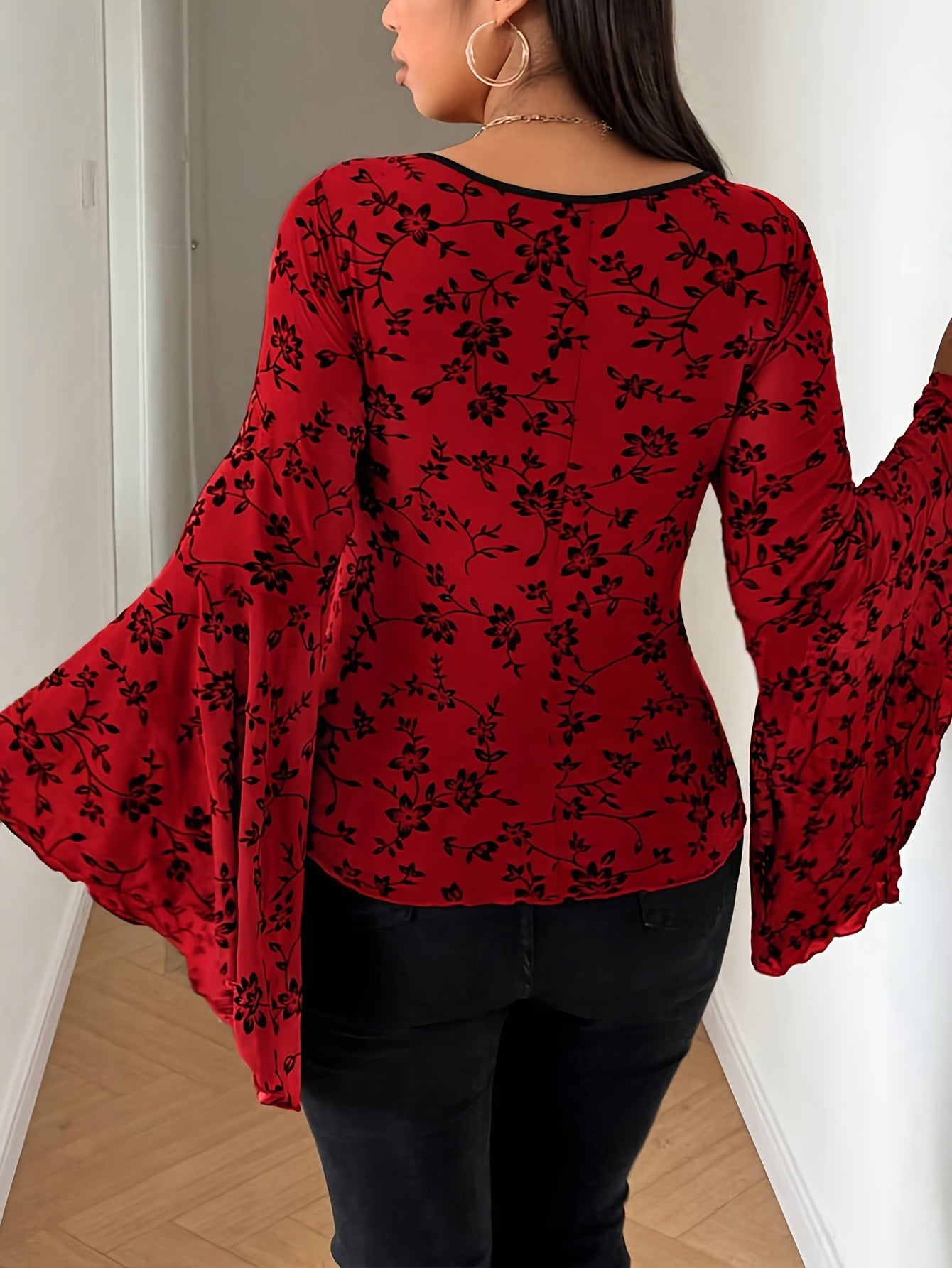 [Stylish Red Top] Plus Size, Stylish Red Top with Black Floral Pattern: Elastic Bodice, Elegant Look