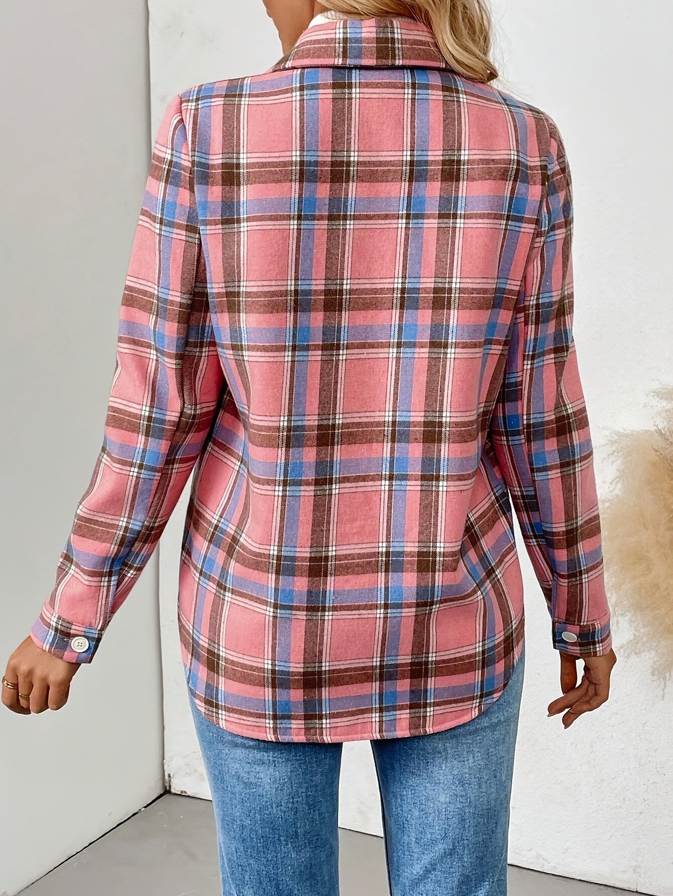 A Long-Sleeved Checkered Jacket for Women, Featuring a Fleece Lining for Added Warmth, Essential for Casual Outfits in The Fall And Winter
